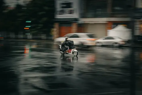 Fondo de pantalla Calle Lluviosa 4K · city · 3840×2560