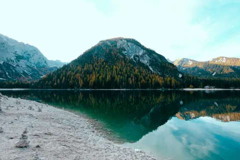 山中湖泊 4K壁纸 · mountains · 3840×2560