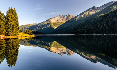 山中湖泊 4K壁纸 · mountains · 3840×2287