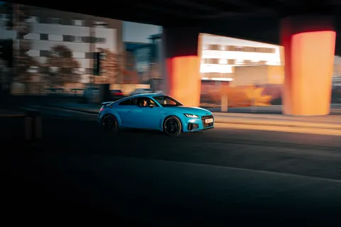 Wallpaper Mobil di Malam Hari 4K · cars · 3840×2560