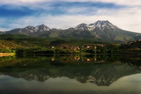 山中湖泊 4K壁纸 · mountains · 3840×2563