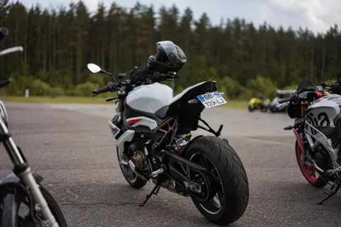 Motorfiets 4K-achtergrond · cars · 3840×2560