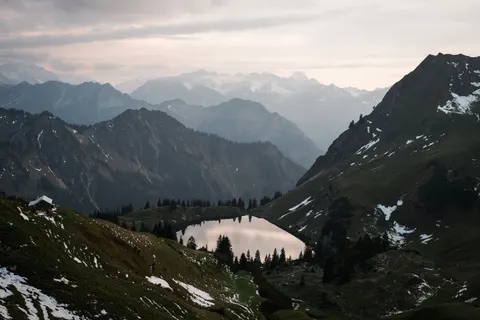 山中湖泊 4K壁纸 · mountains · 3840×2560