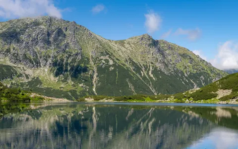 山中湖泊 4K壁纸 · mountains · 3840×2400