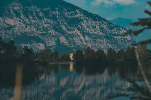 山中湖泊 4K壁纸 · mountains · 3840×2560