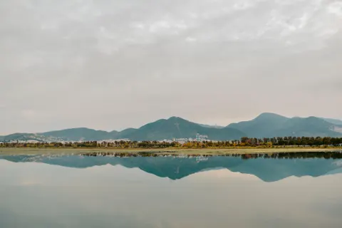 خلفية بحيرة جبلية بدقة 4K · mountains · 3840×2563