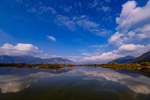 Fond d'écran Lac de montagne 4K · mountains · 3840×2560