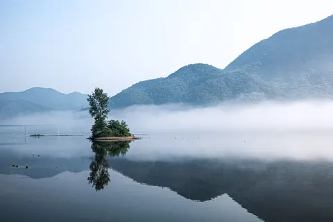 Обои Горное озеро 4K · mountains · 3840×2560
