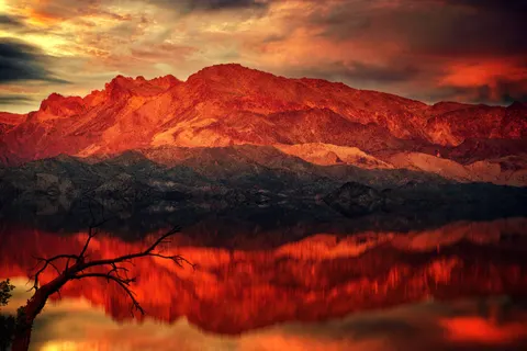 山中湖泊 4K壁纸 · mountains · 3840×2560