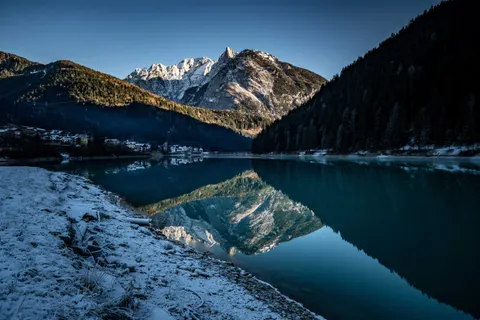 Обои Горное озеро 4K · mountains · 3840×2560