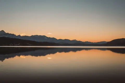 خلفية بحيرة جبلية بدقة 4K · mountains · 3840×2561