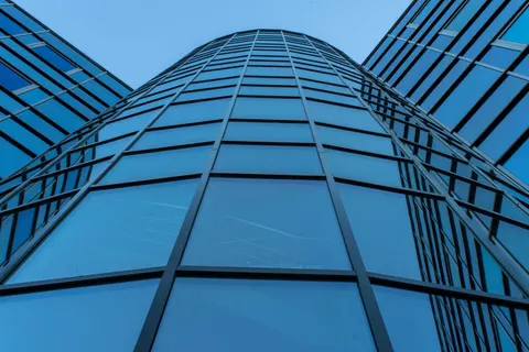 कांच का टावर 4K वॉलपेपर · architecture · 3840×2563