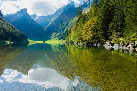 Bergsee 4K Hintergrundbild · mountains · 3840×2560