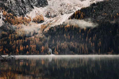 山中湖泊 4K壁纸 · mountains · 3840×2560