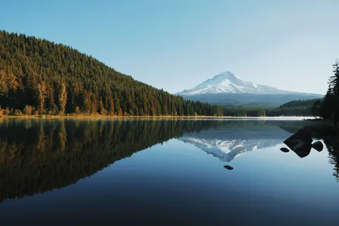 山中湖泊 4K壁纸 · mountains · 3840×2560