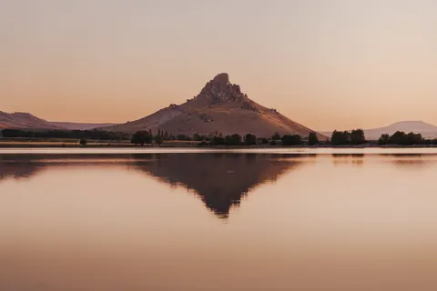 خلفية بحيرة جبلية بدقة 4K · mountains · 3840×2560