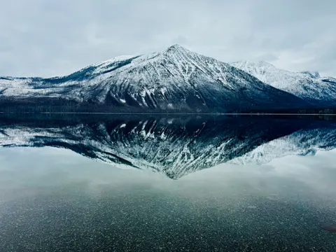 Fond d'écran Lac de montagne 4K · mountains · 3840×2880