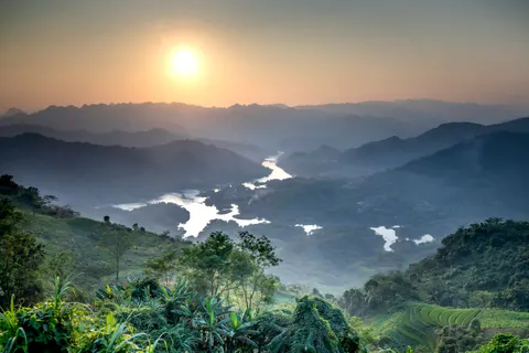 धुंध भरी पहाड़ी झील 4K वॉलपेपर · nature · 3840×2561