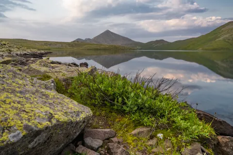 Bergsee 4K Hintergrundbild · mountains · 3840×2560