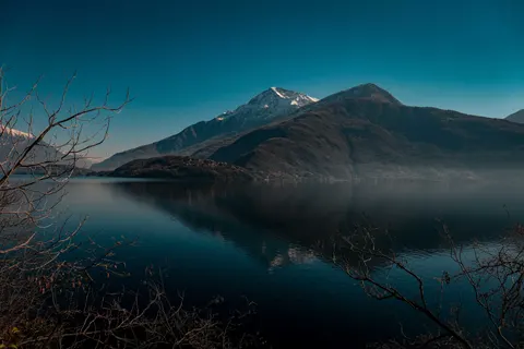 Bergsee 4K Hintergrundbild · mountains · 3840×2560