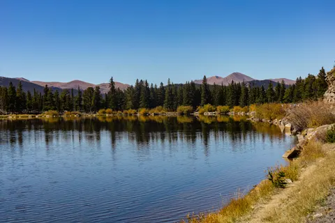 山中湖泊 4K壁纸 · mountains · 3840×2560