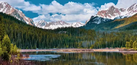 Fondo de pantalla Lago de montaña 4K · mountains · 3840×1817