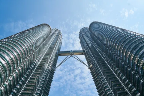 कांच का टावर 4K वॉलपेपर · architecture · 3840×2561