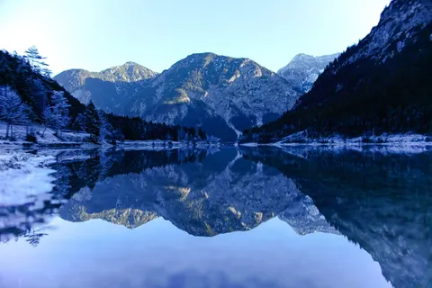 山中湖泊 4K壁纸 · mountains · 3840×2563