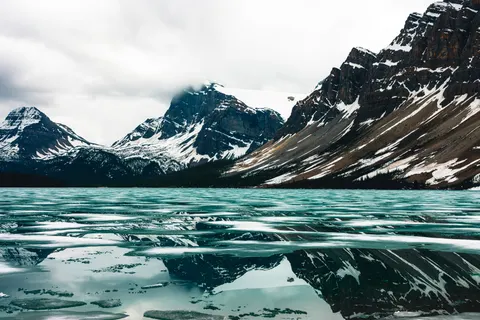 山中湖泊 4K壁纸 · mountains · 3840×2561