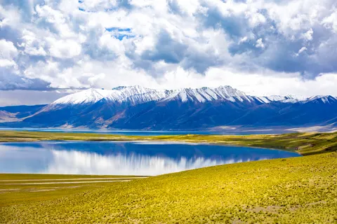 山中湖泊 4K壁纸 · mountains · 3840×2561