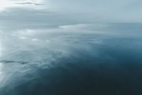 Still Water 4K Wallpaper · minimal · 3840×2559