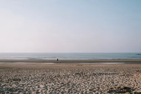 Still Water 4K Wallpaper · minimal · 3840×2560