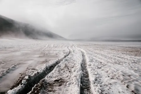 Snow Field 4K Wallpaper · minimal · 3840×2561