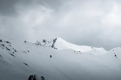 Snow Field 4K Wallpaper · minimal · 3840×2560