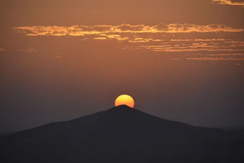 टीलों पर सूर्यास्त 4K वॉलपेपर · minimal · 3840×2560