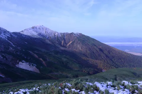 पहाड़ 4K वॉलपेपर · mountains · 3840×2563