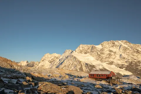 Mountain Cabin 4K Wallpaper · mountains · 3840×2560
