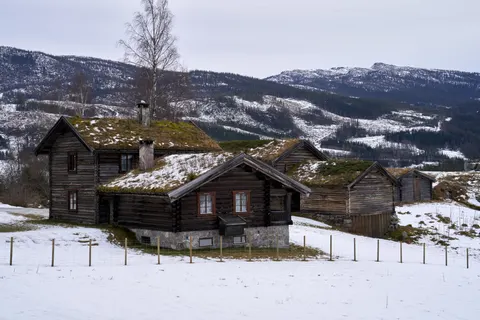 Mountain Cabin 4K Wallpaper · mountains · 3840×2561