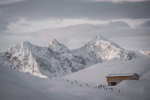 Mountain Cabin 4K Wallpaper · mountains · 3840×2560
