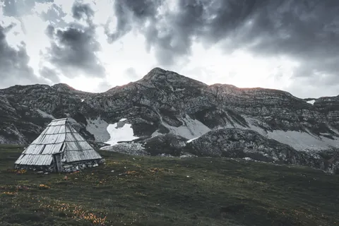 Mountain Cabin 4K Wallpaper · mountains · 3840×2560