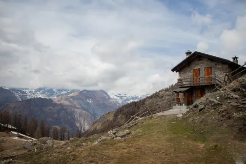 Mountain Cabin 4K Wallpaper · mountains · 3840×2560