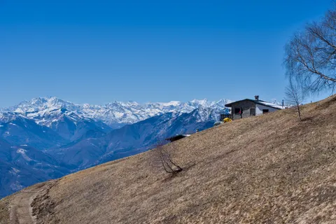 Mountain Cabin 4K Wallpaper · mountains · 3840×2558