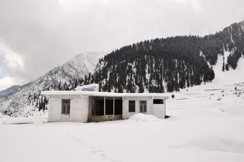 Mountain Cabin 4K Wallpaper · mountains · 3840×2560