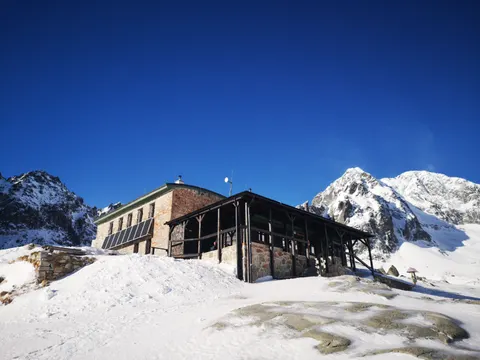 Mountain Cabin 4K Wallpaper · mountains · 3840×2880