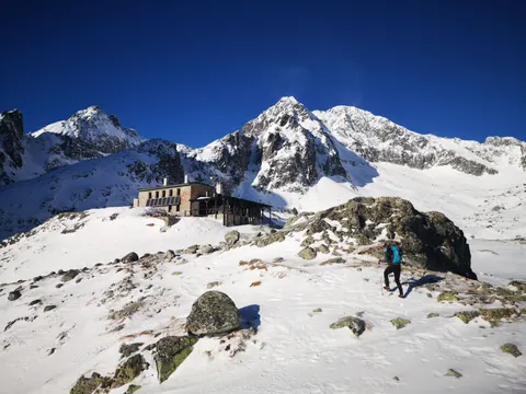 Mountain Cabin 4K Wallpaper · mountains · 3840×2880