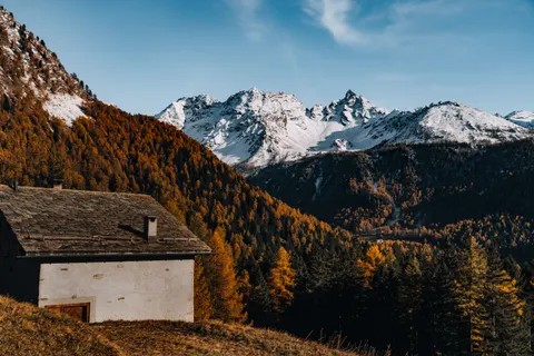 Mountain Cabin 4K Wallpaper · mountains · 3840×2560