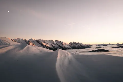 山脉 4K壁纸 · mountains · 3840×2555