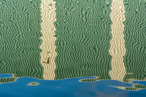 Wave Lines 4K Wallpaper · abstract · 3840×2560