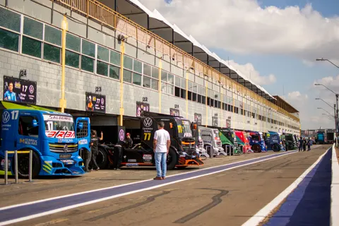 Race Car 4K Wallpaper · cars · 3840×2560
