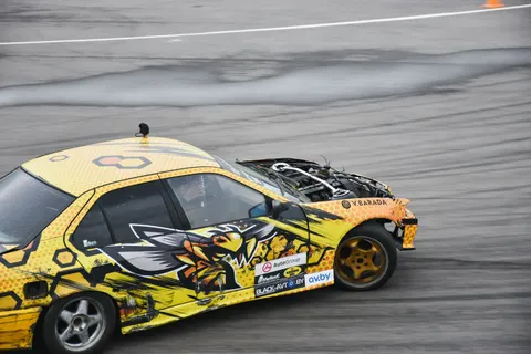 Race Car 4K Wallpaper · cars · 3840×2560
